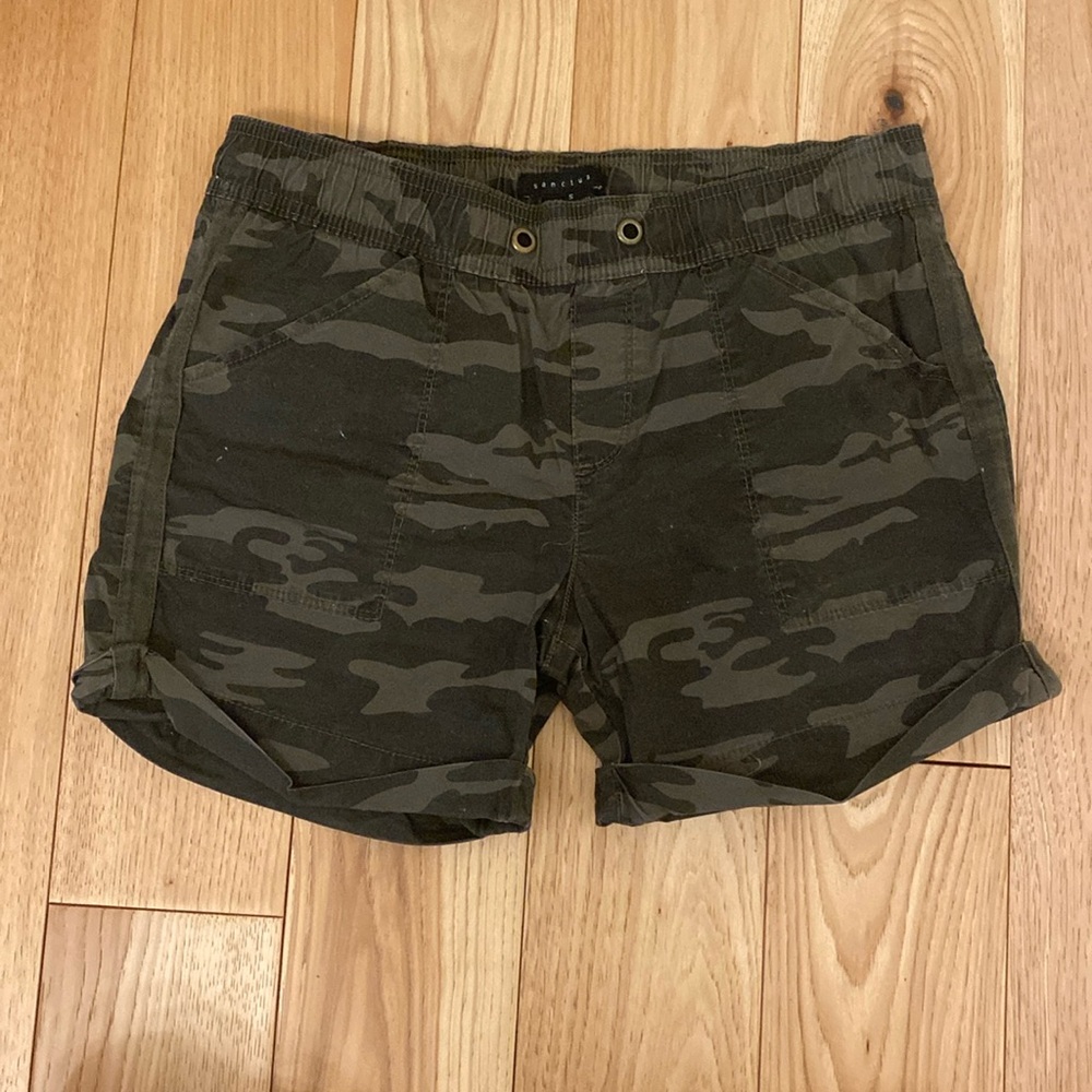 Camo shorts from sanctuary in a size small